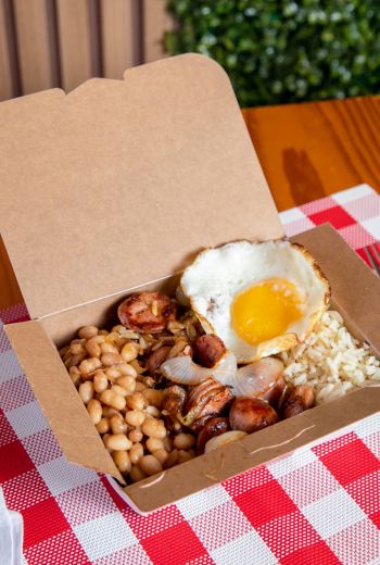 Arroz, feijão, ovo e linguiça acebolada